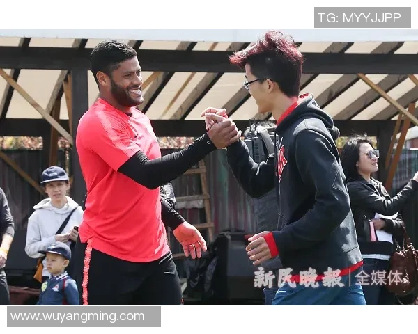 篮球明星与球迷亲密互动合影留念展现运动魅力与人气的完美瞬间 篮球明星与球迷亲密互动合影留念展现运动魅力与人气的完美瞬间